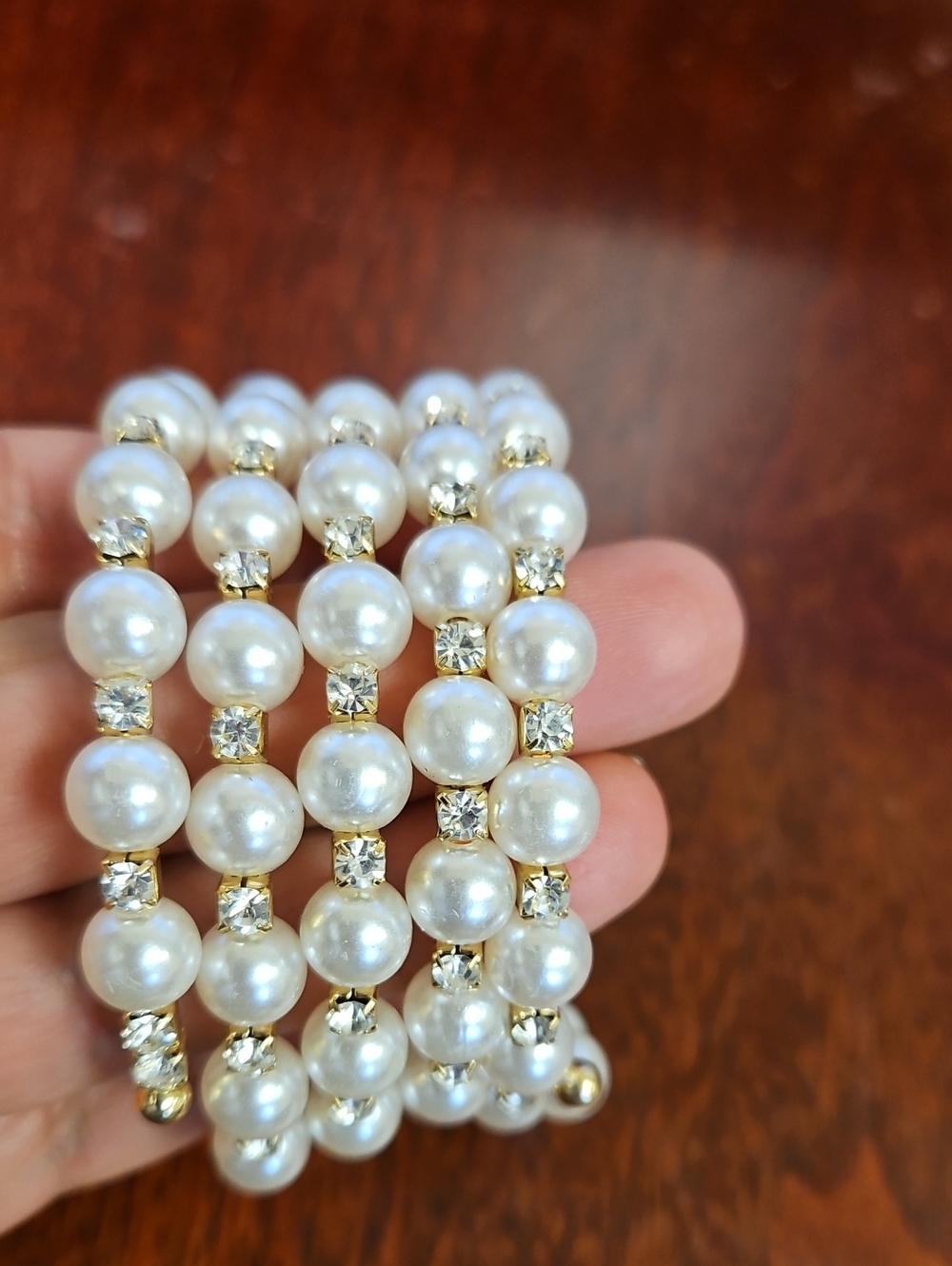 Classic Pearl and Crystal Stretch Bracelet - White and Gold